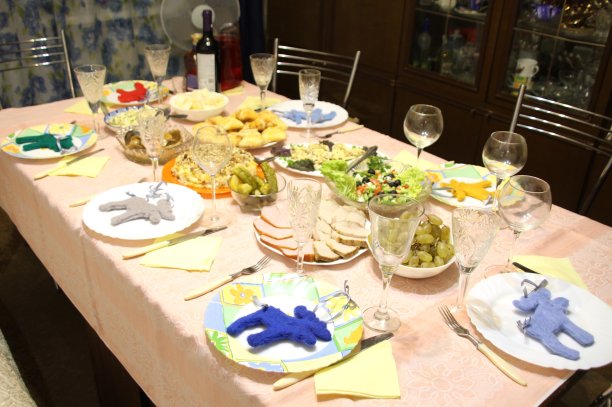 餐桌为圣诞晚餐装饰麋鹿图片下载