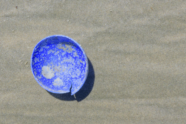 海滩上的塑料垃圾图片下载