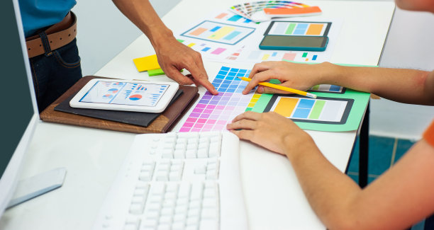 设计师正在设计手机应用布局的颜色。图片下载