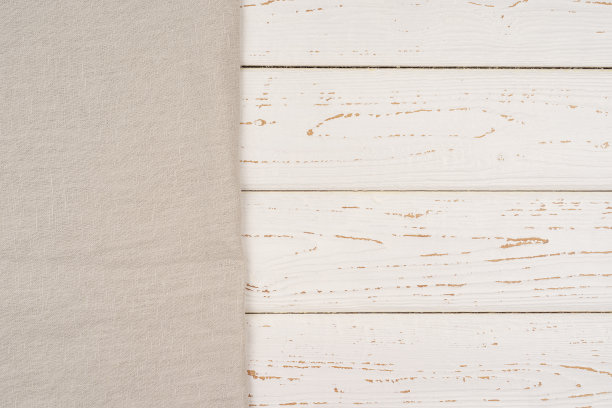 亚麻厨房餐巾在白色木桌背景。为餐厅或咖啡馆的菜单，食谱设计模板元素图片下载