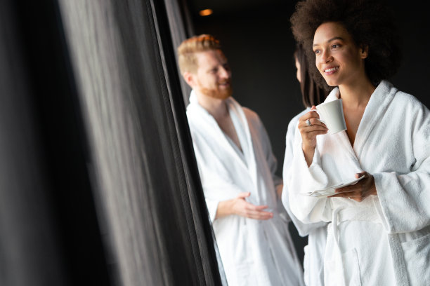 特写照片的美丽的年轻女子喝咖啡在健康水疗中心图片下载