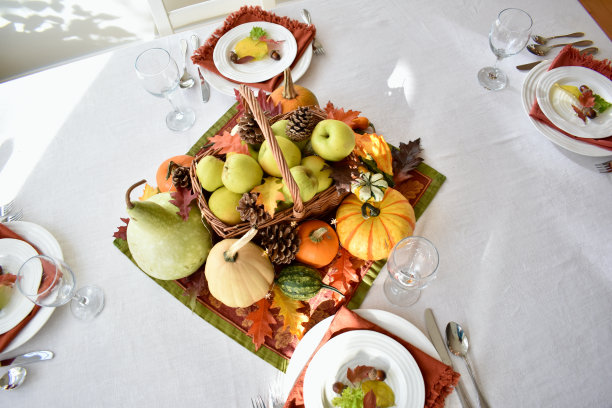 秋天收获的餐桌装饰中心与秋天南瓜，南瓜和苹果图片下载