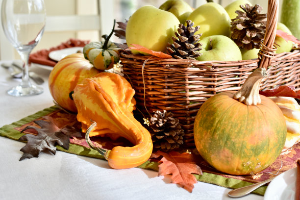 秋天收获的餐桌装饰中心与秋天南瓜，南瓜和苹果图片下载