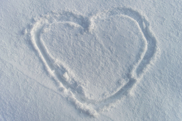 心画在新鲜的雪上图片下载