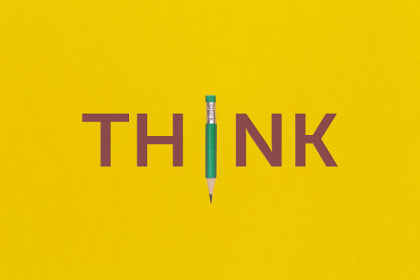 黄色背景上的“思考”一词。俯视图或平铺。图片下载