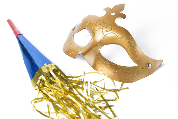 狂欢节面具和鼓风机在白色背景图片下载