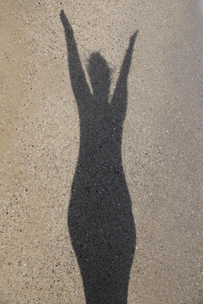 沙上的影子，曲线女人举起双手图片下载