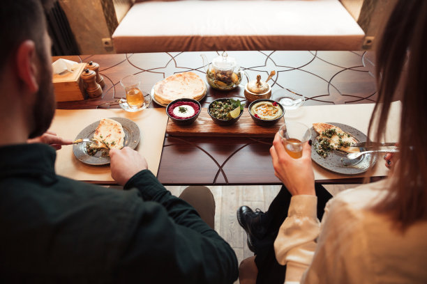 年轻情侣在咖啡馆的后视图照片图片下载