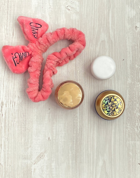 天然化妆品霜在木制白色背景图片下载