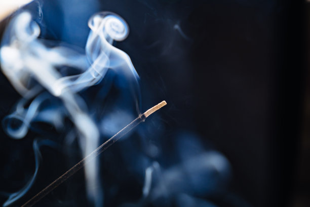 黑色背景上的一根芳香的烟。图片下载