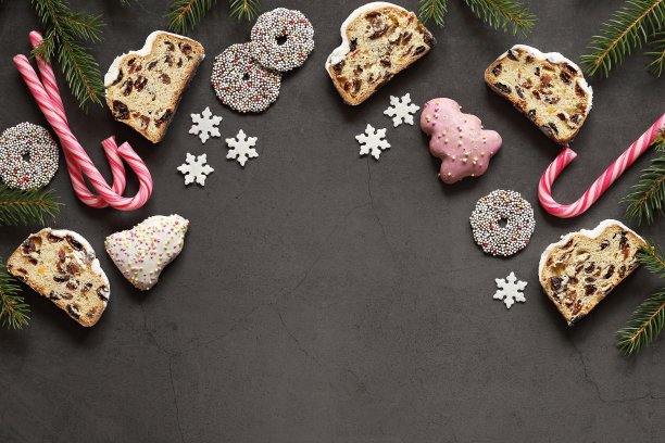 圣诞的喜庆背景与德国传统的Stollen，饼干和糖果。图片下载