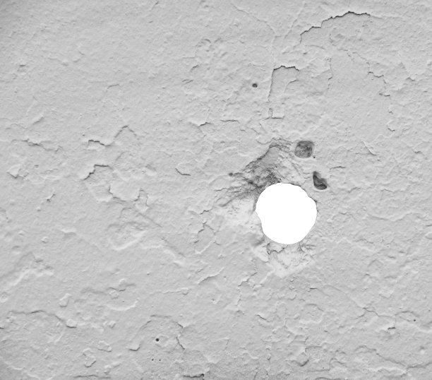 白色混凝土栅栏上的圆洞。图片下载