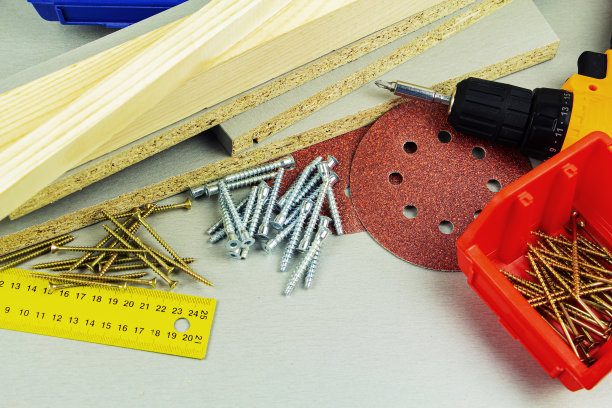 修理和施工用工具。螺丝起子，家具螺丝，卷尺，自攻螺丝，有文字的地方。俯视图图片下载