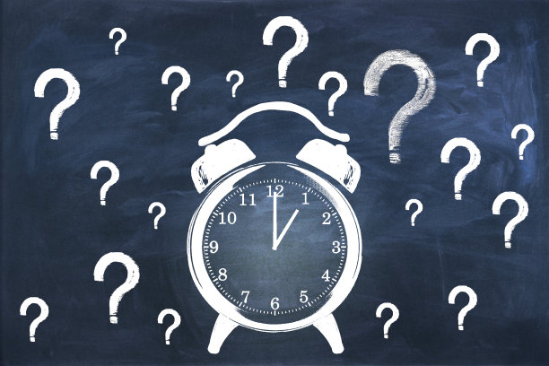 创意时钟和问号素描在黑板墙墙纸。时间管理和期限概念。图片下载