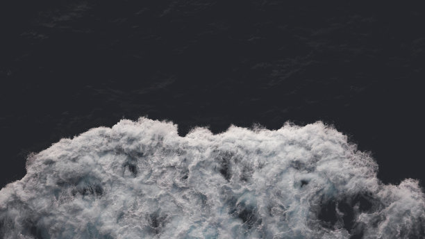俯视图的海浪与泡沫在黑暗的水图片下载
