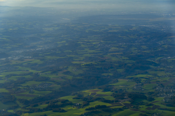 鸟瞰图农场和绿色的田野…从飞机上拍摄的照片。有选择性的重点。图片下载