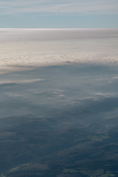鸟瞰图农场和绿色的田野…从飞机上拍摄的照片。有选择性的重点。图片下载