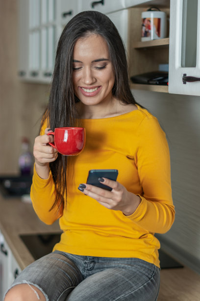 早上喝咖啡和使用手机的女人图片下载