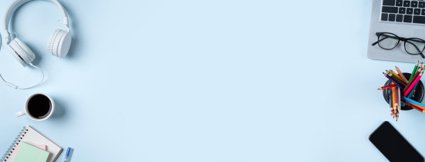 在线学习设计理念。俯视图的学生桌子与电脑，耳机和文具。图片下载