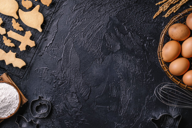 顶部视图，使万圣节曲奇概念与配料和复制空间。图片下载