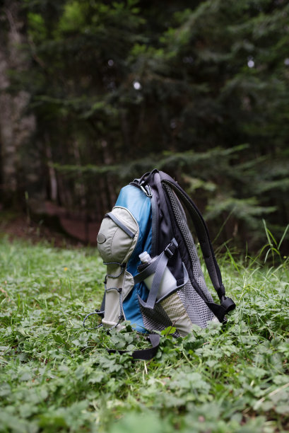 在森林里背着背包的陌生女人图片下载