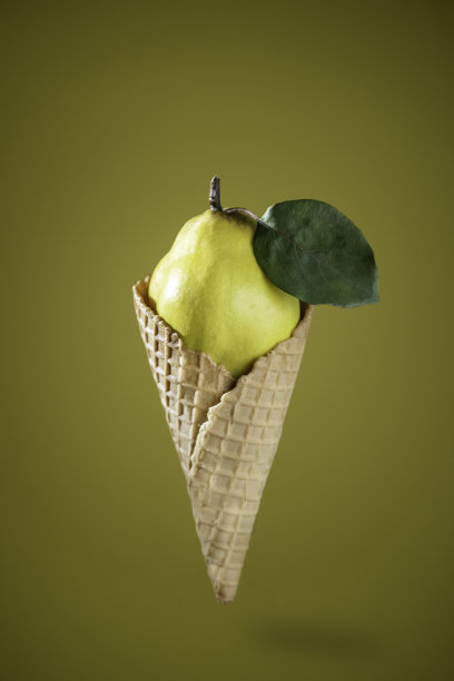 黄色背景上的榅桲图片下载