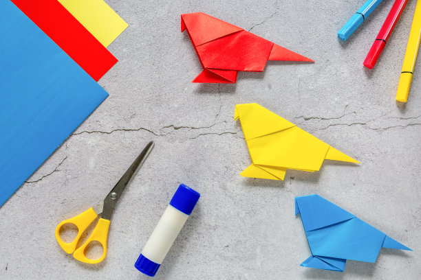 五颜六色的折纸鹦鹉。孩子们的创造力图片下载