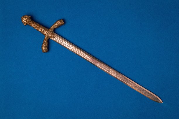 蓝色背景上的骑士剑特写。图片下载