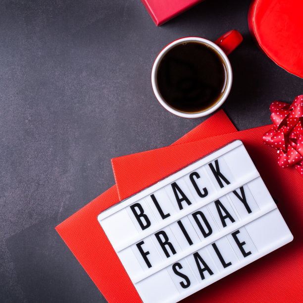 黑色星期五销售模式与红色的盒子和购物袋图片下载