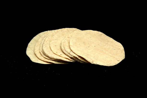 新鲜的和热的玉米饼可以吃，用餐巾做墨西哥玉米饼来保持新鲜图片下载