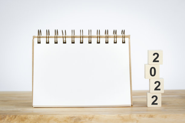 2022模型记事本和2022立方体木制的桌子背景，计划新年2022和空间为您的文本记事本，模型日历可以在日常生活中有用。图片下载