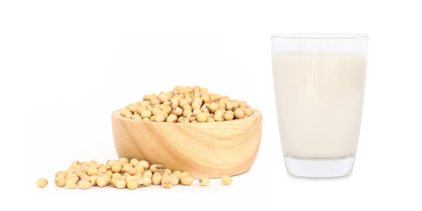 豆浆与大豆分离在白色背景。图片下载