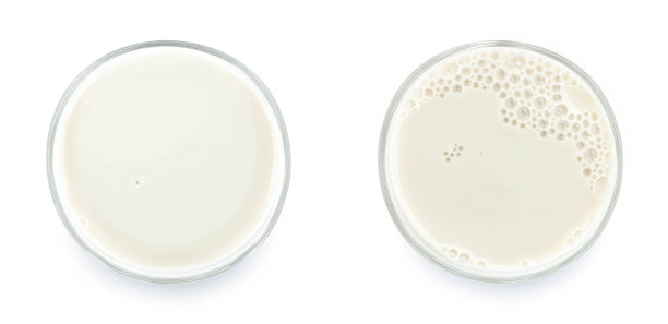 白色背景上的牛奶图片下载