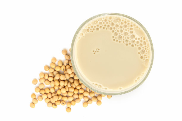 豆浆与大豆分离在白色背景。图片下载
