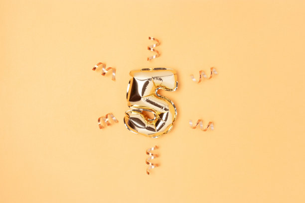 5号带有五彩纸屑的金箔气球。单色的概念。图片下载