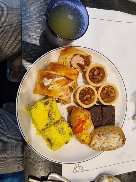 朋友婚礼上的美味午餐图片下载