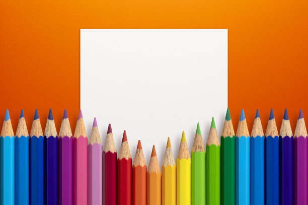 纸笔记和铅笔在橙色水平背景图片下载