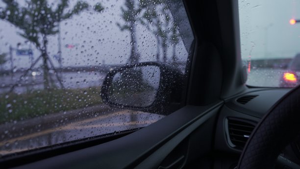 雨天在公路股票照片汽车后视镜侧视图图片下载