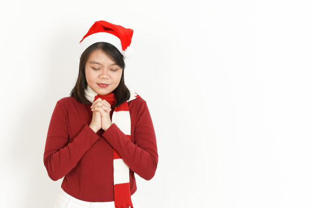亚洲妇女穿着红色高领和圣诞帽孤立在白色背景图片下载