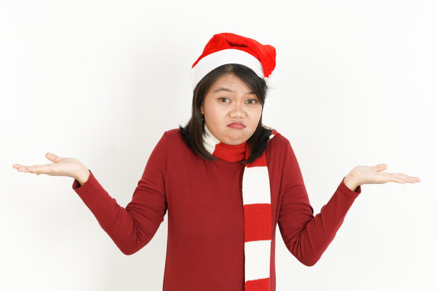 美丽的亚洲女人穿着红色高领和圣诞帽孤立在白色背景图片下载