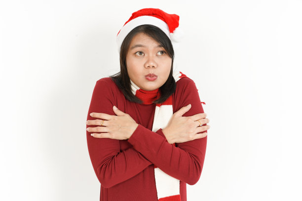 美丽的亚洲女人穿着红色高领和圣诞帽孤立在白色背景图片下载