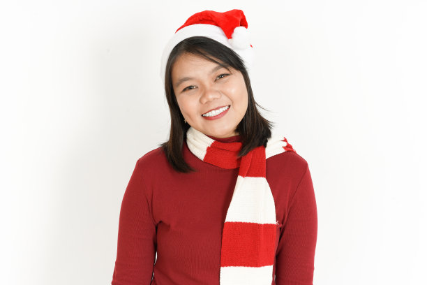 美丽的亚洲女人穿着红色高领和圣诞帽孤立在白色背景图片下载