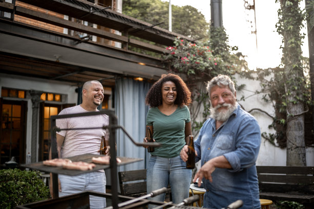 家人在家里烧烤架旁聊天喝酒图片下载
