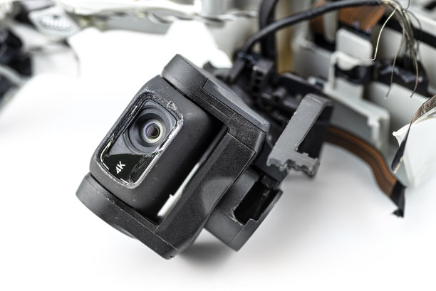 微距拍摄的4k镜头，一架损坏的无人机在坠落后断裂的电缆，孤立在白色背景。图片下载