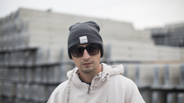 穿着嘻哈时尚的年轻人看着镜头图片下载