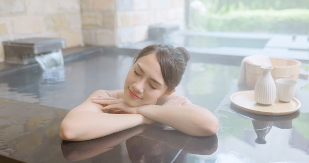 女人在温泉中放松图片下载