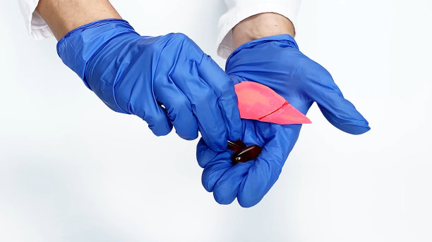 Doctorâ的手拿着红肝符号和消化胶囊。世界肝炎日，世界肝脏日，肝癌，肝炎，丙型肝炎，病毒概念图片下载