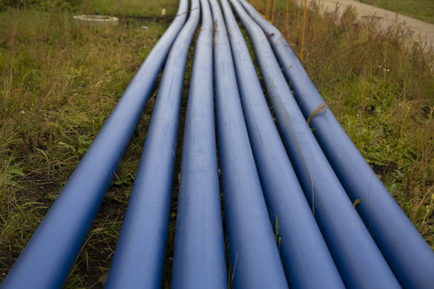 蓝色塑料管道。污水管道。铺设加热管。图片下载