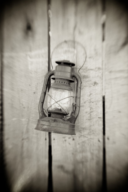 旧灯笼和锯挂在棚子上。图片下载