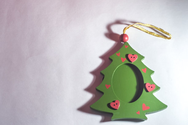 小圣诞树，白色和红色背景的圣诞概念，图片下载